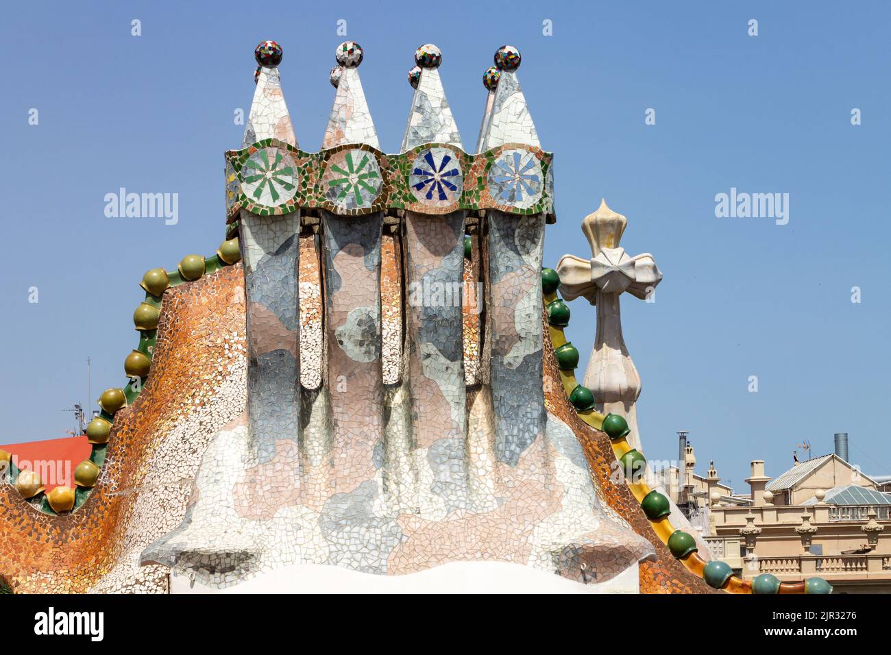 Un gros plan des cheminées intéressantes sur le toit de Casa Mila à Barcelone, Espagne Banque D'Images