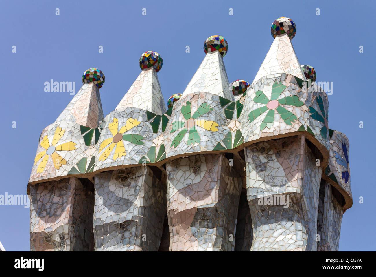 Un gros plan des cheminées intéressantes sur le toit de Casa Mila à Barcelone, Espagne Banque D'Images