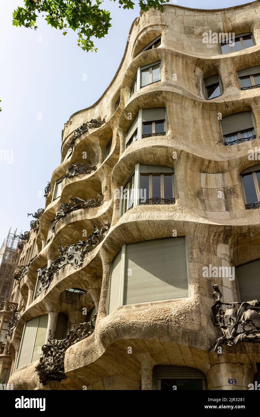 Une photo verticale de la belle façade du bâtiment Casa Mila à Barcelone, Espagne Banque D'Images