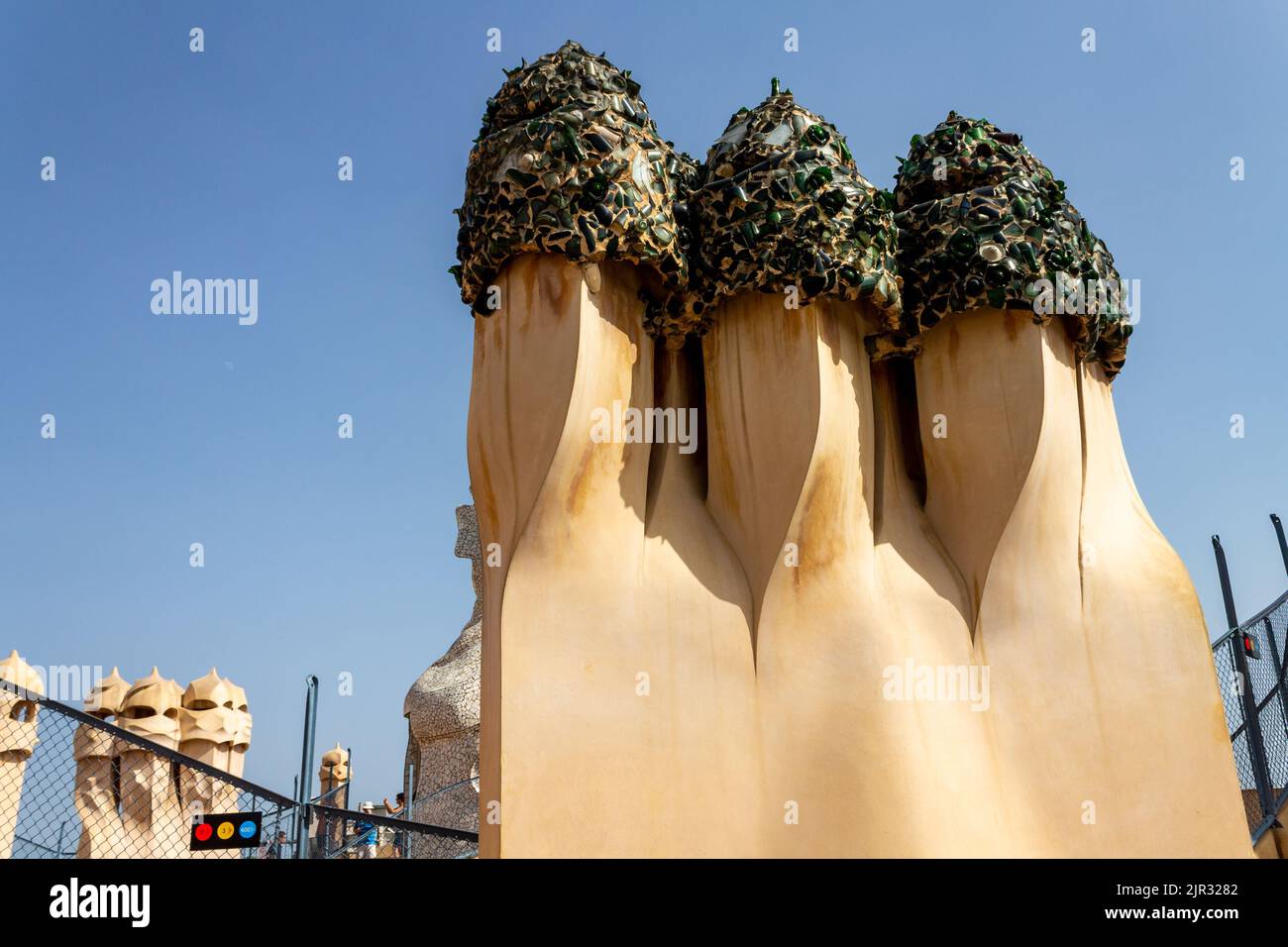 Un gros plan des cheminées intéressantes sur le toit de Casa Mila à Barcelone, Espagne Banque D'Images