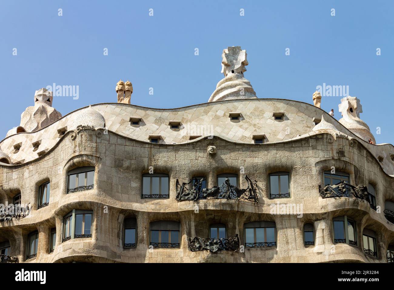 Un gros plan de la belle façade du bâtiment Casa Mila à Barcelone, en Espagne Banque D'Images