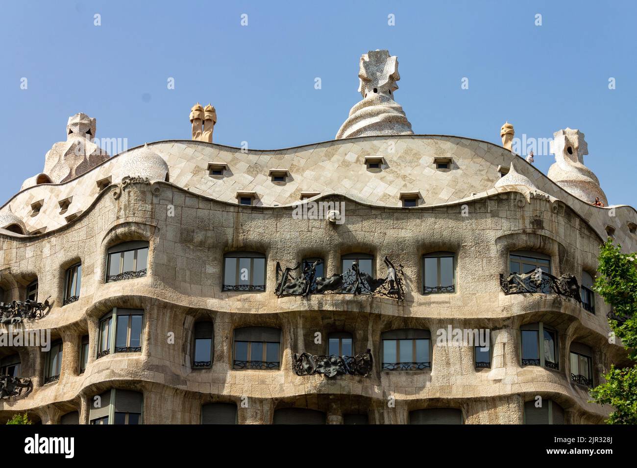Un gros plan de la belle façade du bâtiment Casa Mila à Barcelone, en Espagne Banque D'Images
