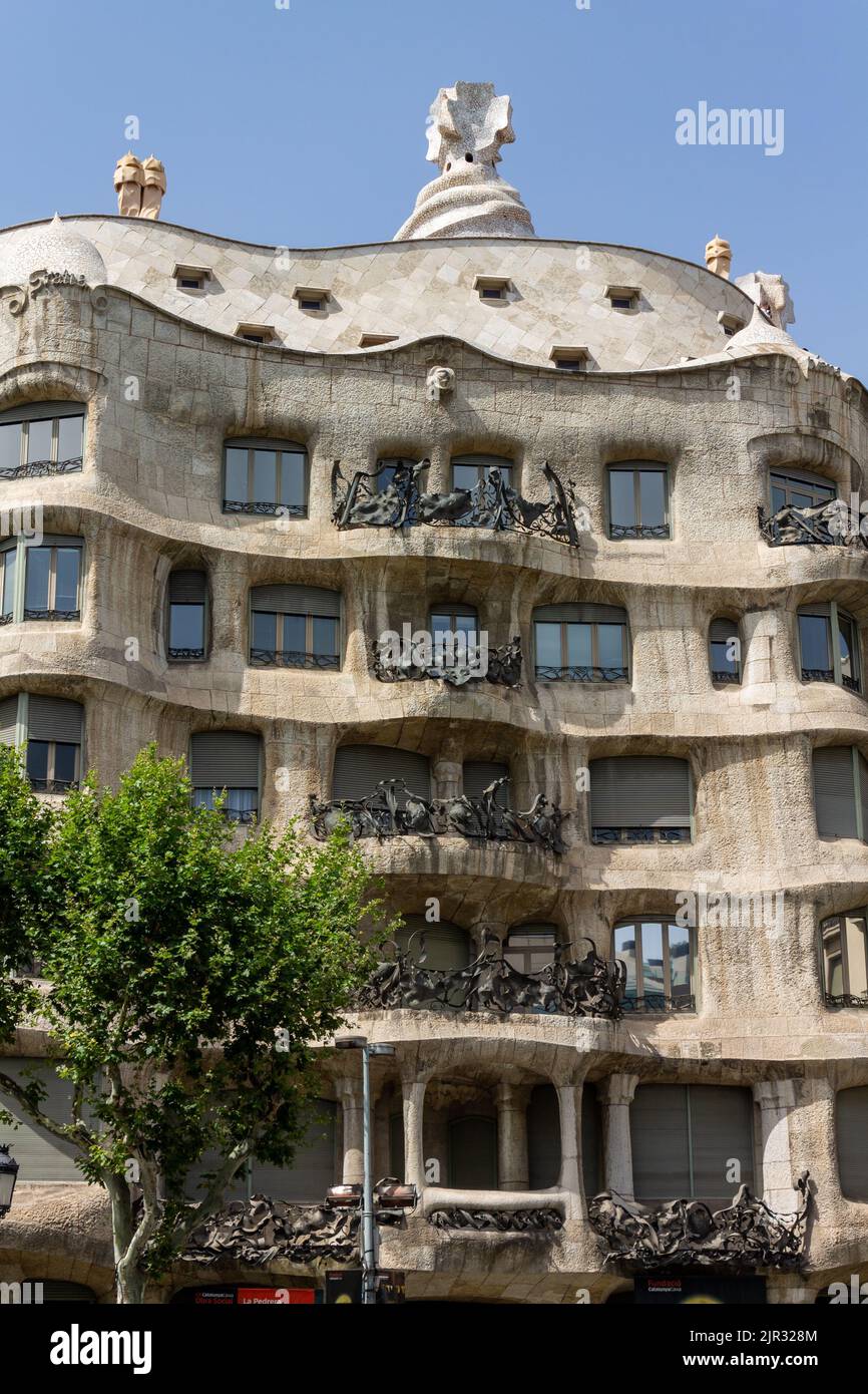 Une photo verticale du magnifique bâtiment Casa Mila à Barcelone, en Espagne Banque D'Images