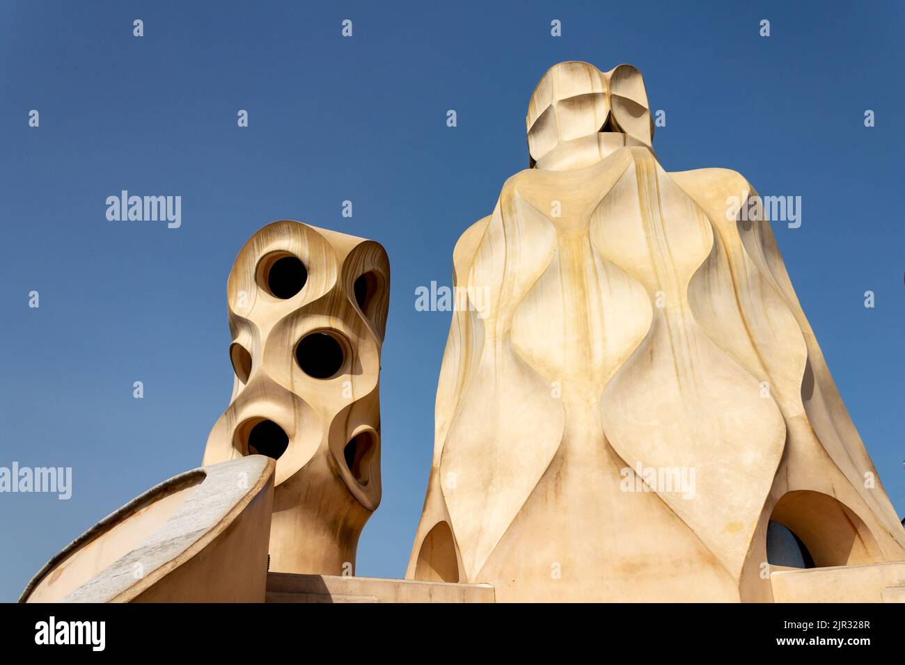 Les cheminées fantômes sur le toit de la Casa Mila à Barcelone, Espagne Banque D'Images