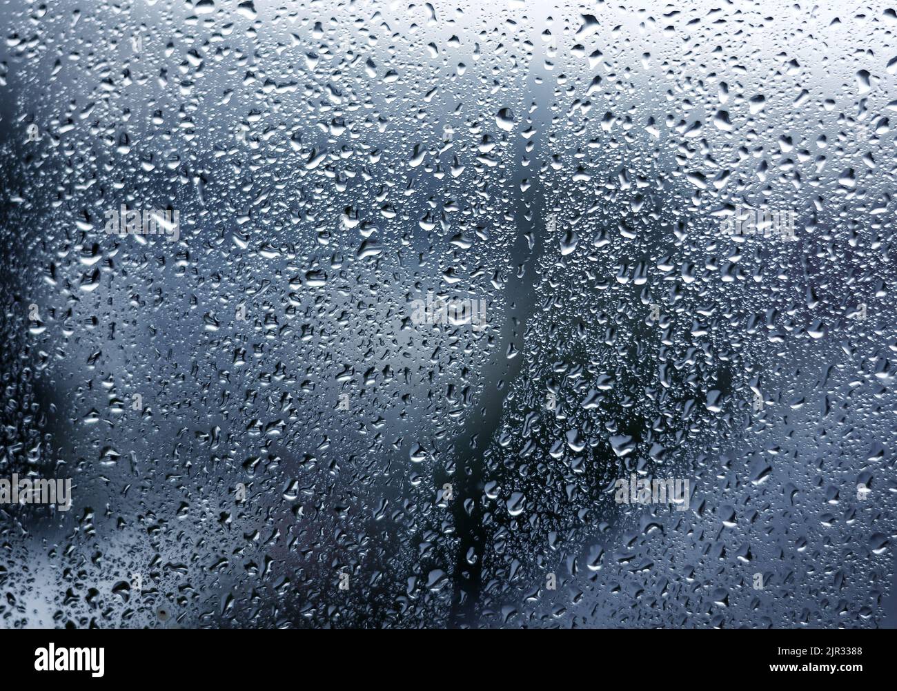 résumé des gouttes d'eau de pluie sur le verre de la fenêtre Banque D'Images