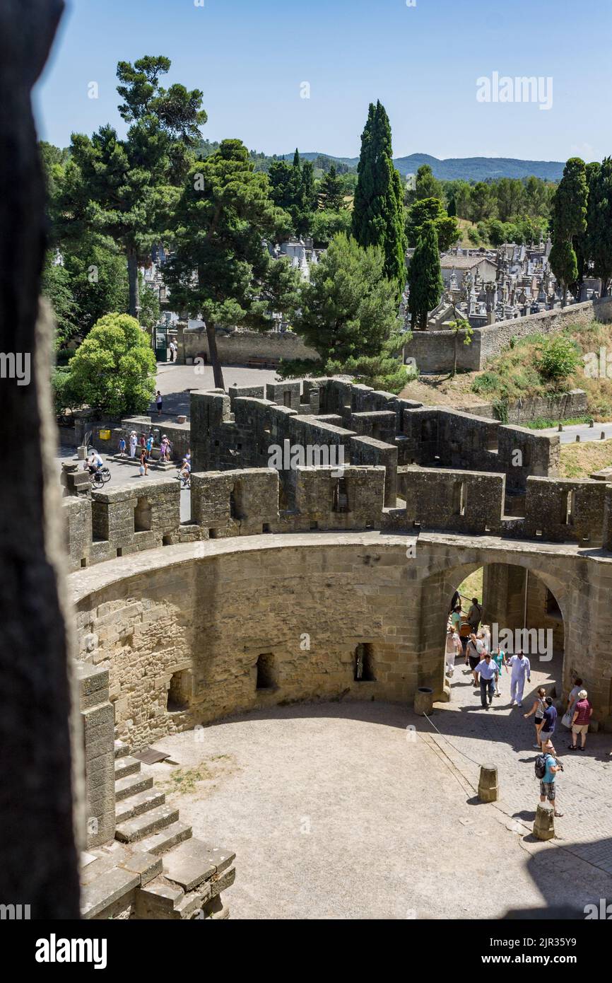 Une vue verticale à l'intérieur des murs de la cité médiévale fortifiée de Carcassonne dans le sud de la France Banque D'Images