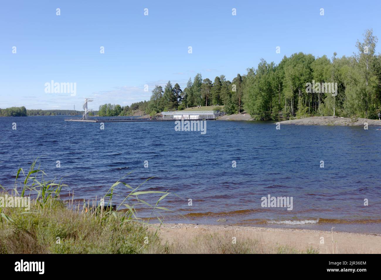 Piscine avec tour de plongée dans le lac Saimaa au parc familial Myllysaari à Lappeenranta, Finlande Banque D'Images