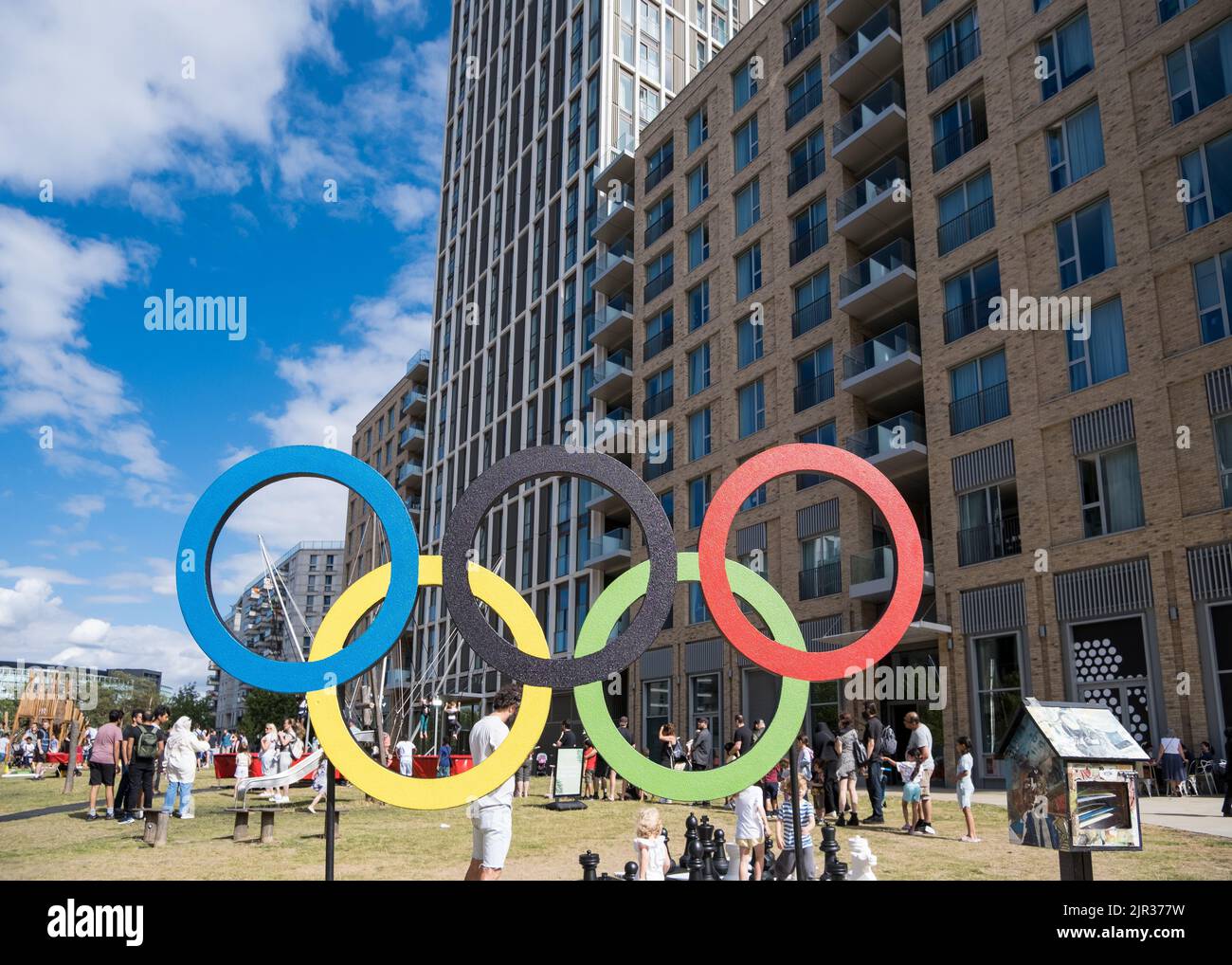 Anneaux olympiques, E20 Summer Fete, célébrant le 10 ans des Jeux Olympiques de Londres 2012 où East Village a accueilli 17 000 athlètes. Banque D'Images