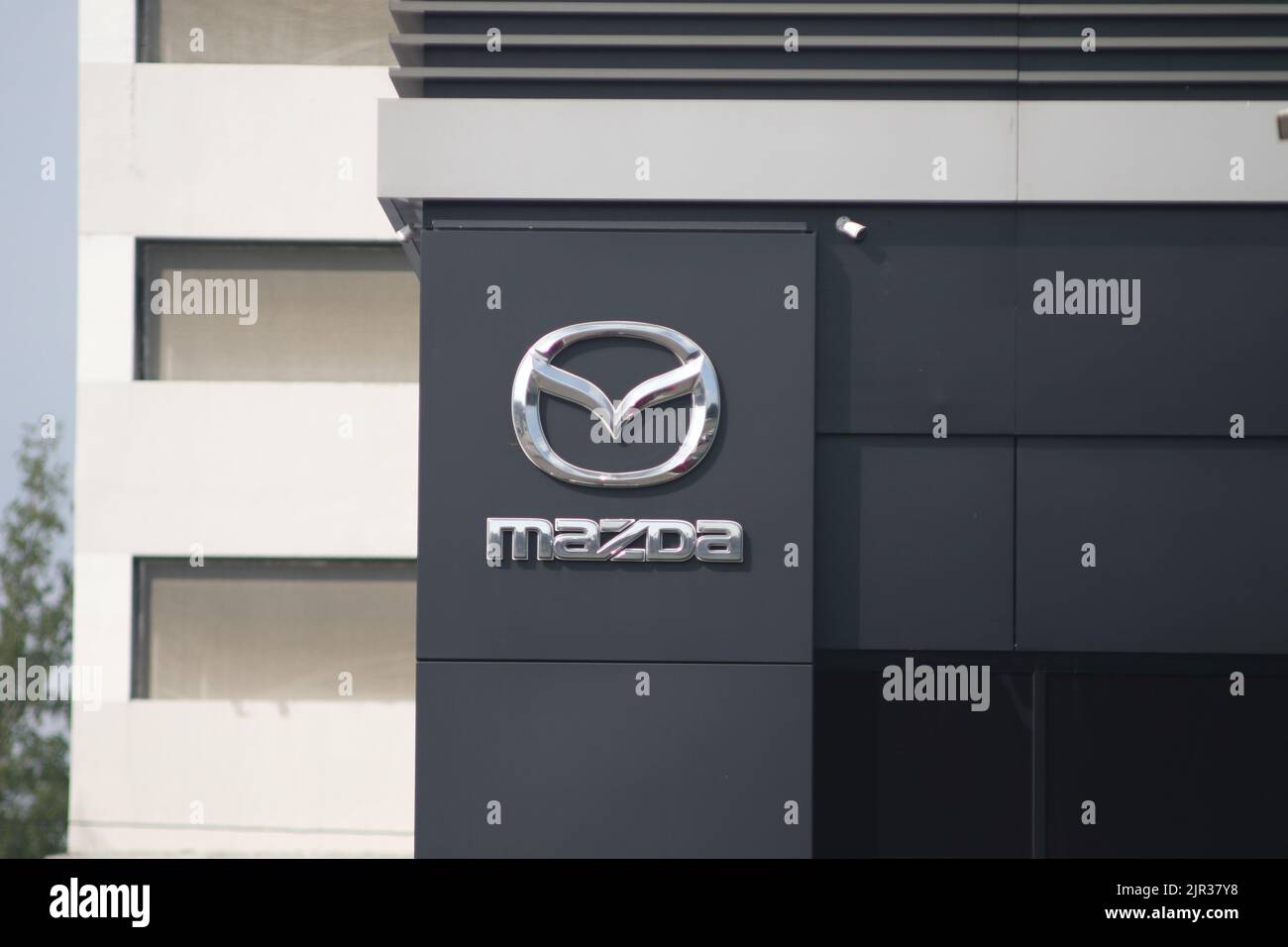 Saint-Pétersbourg, Russie. 21st août 2022. Constructeur automobile multinational japonais, magasin Mazda Motor Corporation vu à Saint-Pétersbourg. Les concessionnaires automobiles officiels continuent leur travail malgré la suspension de certaines usines en Russie et avec des problèmes dans la fourniture de pièces automobiles. Certaines entreprises ont des problèmes avec la fourniture de pièces de rechange pour l'entretien des voitures sous garantie après des sanctions de l'Ouest. (Credit image: © Maksim Konstantinov/SOPA Images via ZUMA Press Wire) Banque D'Images