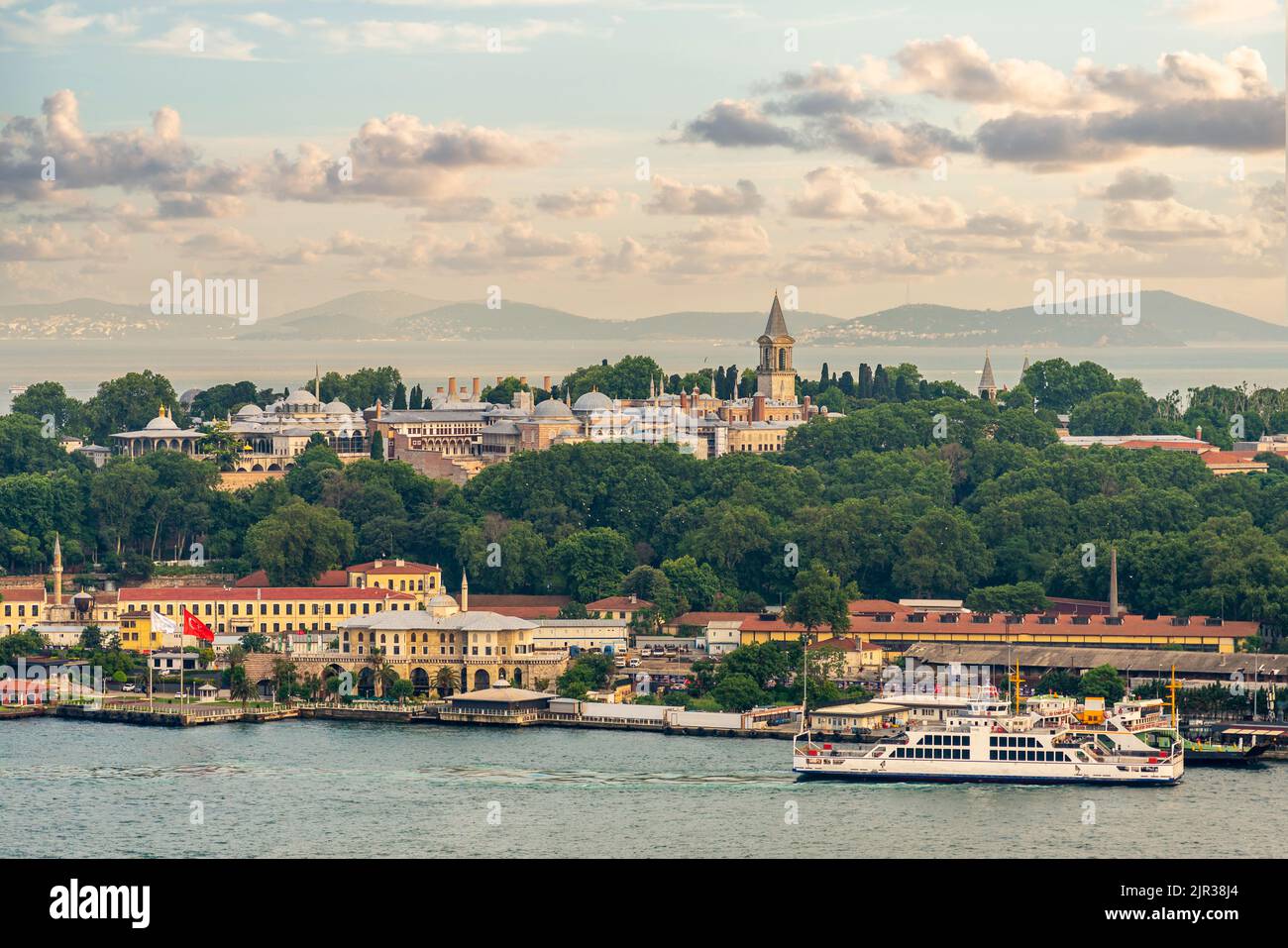 Panorama surplombant le palais de Topkapi depuis la rive opposée de la baie de la Corne d'Or d'Istanbul Banque D'Images