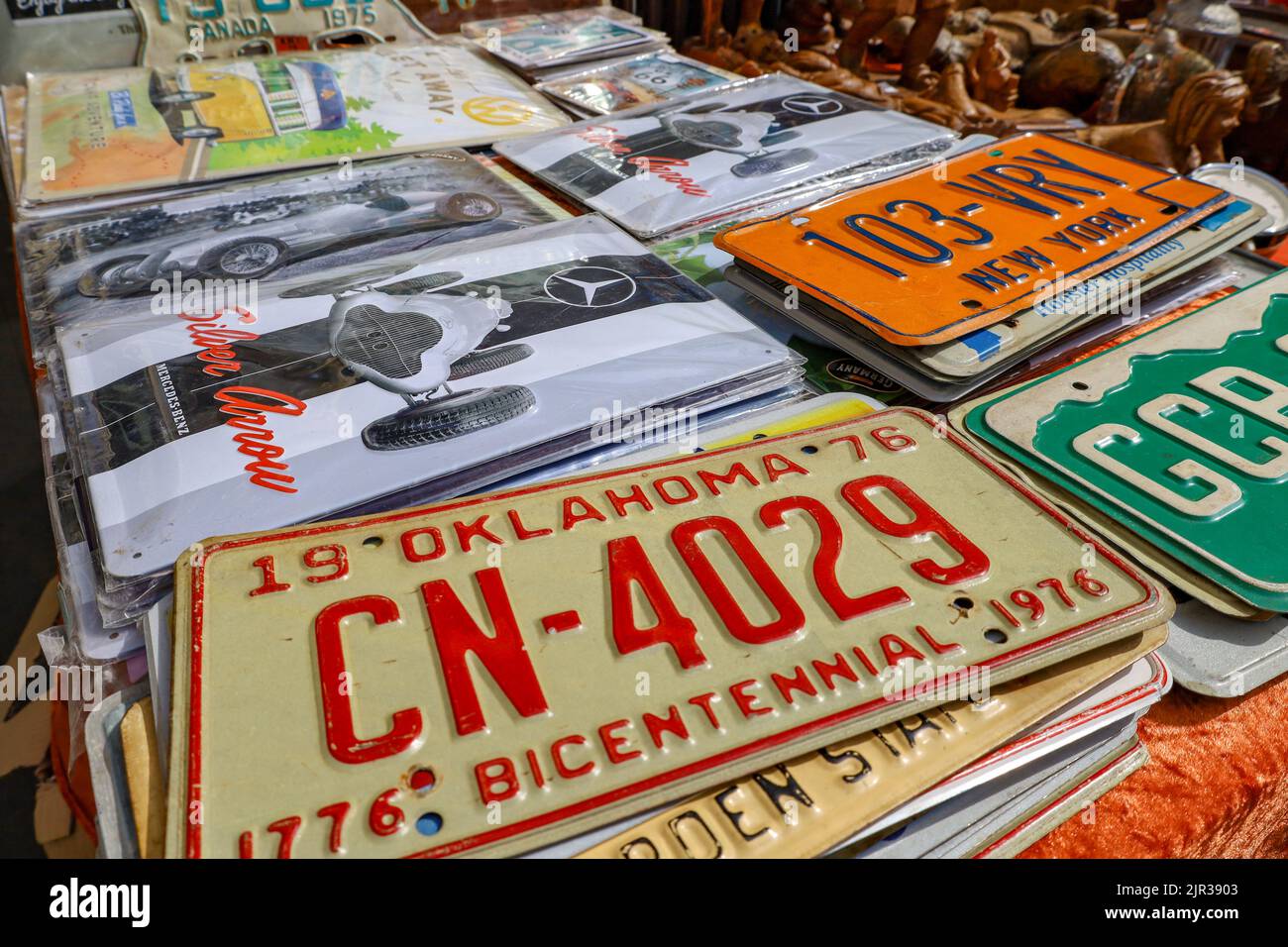 Un gros plan de plaques d'immatriculation empilées sur un marché aux puces de Paris, en France Banque D'Images