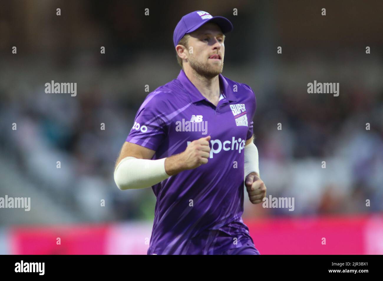 Leeds, Royaume-Uni. 21st août 2022. Terrain de cricket Clean Slate Headingley, Leeds, West Yorkshire, 21st août 2022. Les cent- Northern Superchargeurs contre les originaux de Manchester David Willey de Northern Superchargeurs. Crédit : Touchlinepics/Alamy Live News Banque D'Images