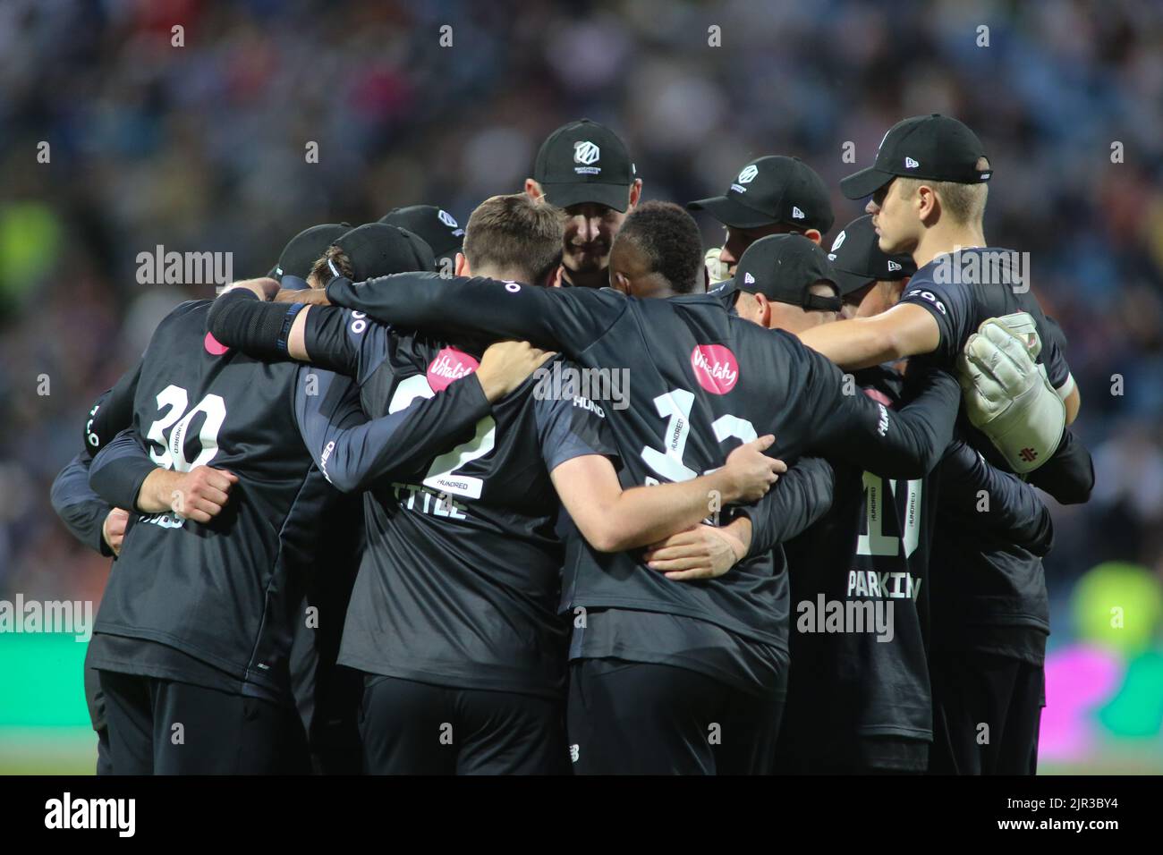 Terrain de cricket Clean Slate Headingley, Leeds, West Yorkshire, 21st août 2022. The Hundred- Northern Superchargeurs vs Manchester Originals équipe Manchester Originals Huddle Credit: Touchlinepics/Alamy Live News Banque D'Images