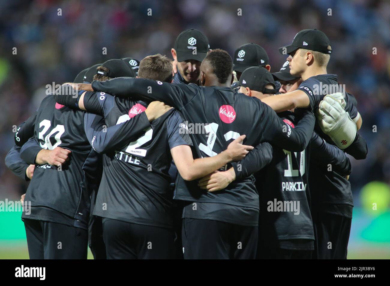 Terrain de cricket Clean Slate Headingley, Leeds, West Yorkshire, 21st août 2022. The Hundred- Northern Superchargeurs vs Manchester Originals équipe Manchester Originals Huddle Credit: Touchlinepics/Alamy Live News Banque D'Images
