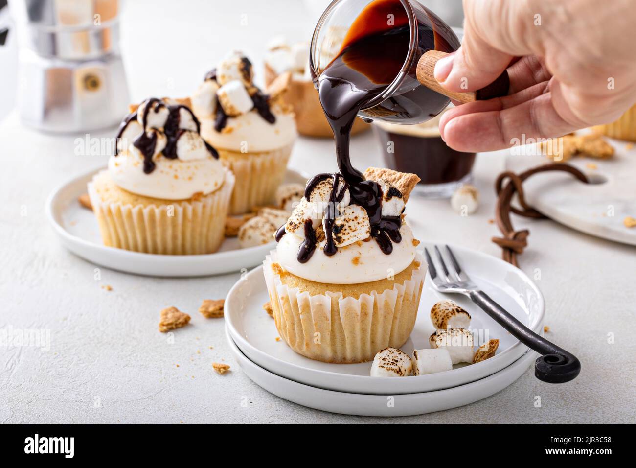 Smores cupcakes avec biscuits graham, marshmallows grillés et chocolat Banque D'Images