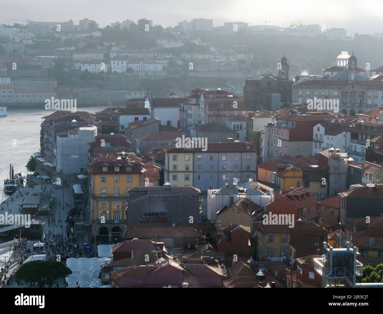 Ribeira district de Porto Portugal d'en haut sur une nuit d'été brumeux montrant la courbure de la rivière Douro autour de la ville. Banque D'Images