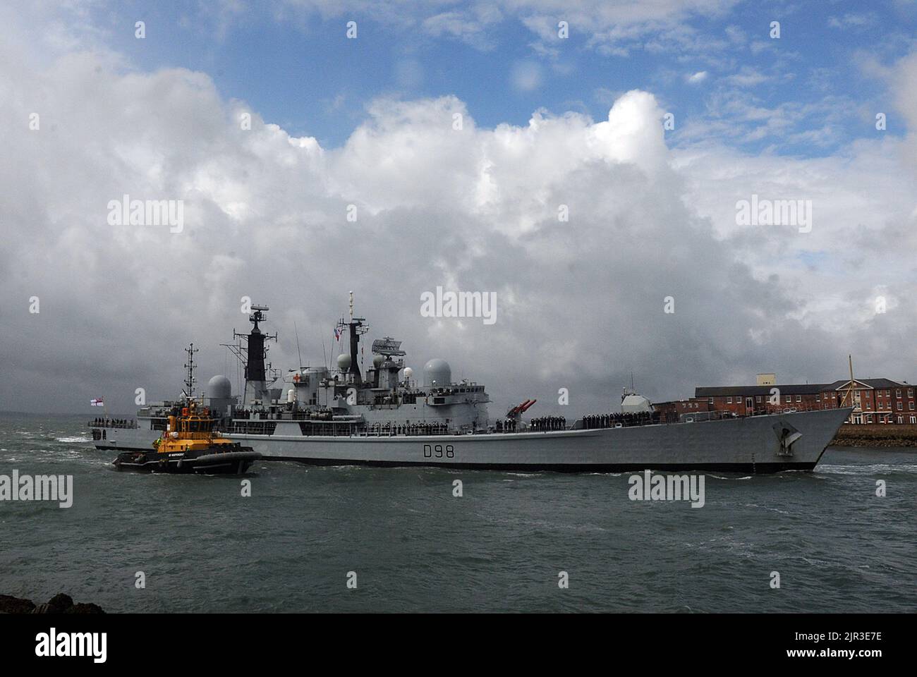 LE HMS YORK RETOURNE À PORTSMOUTH APRÈS AVOIR PARTICIPÉ À DES OPÉRATIONS AU LARGE DE LA CÔTE LIBYENNE. PHOTO MIKE WALKER, PHOTOS MIKE WALKER, 2011 Banque D'Images