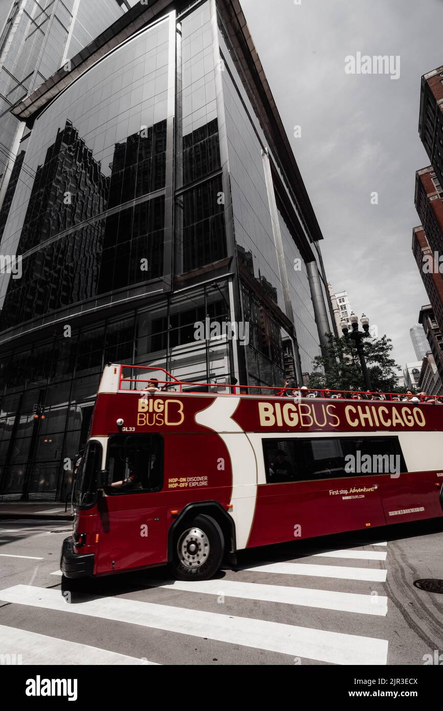 Un gros bus rouge en voiture des touristes autour de la ville Banque D'Images