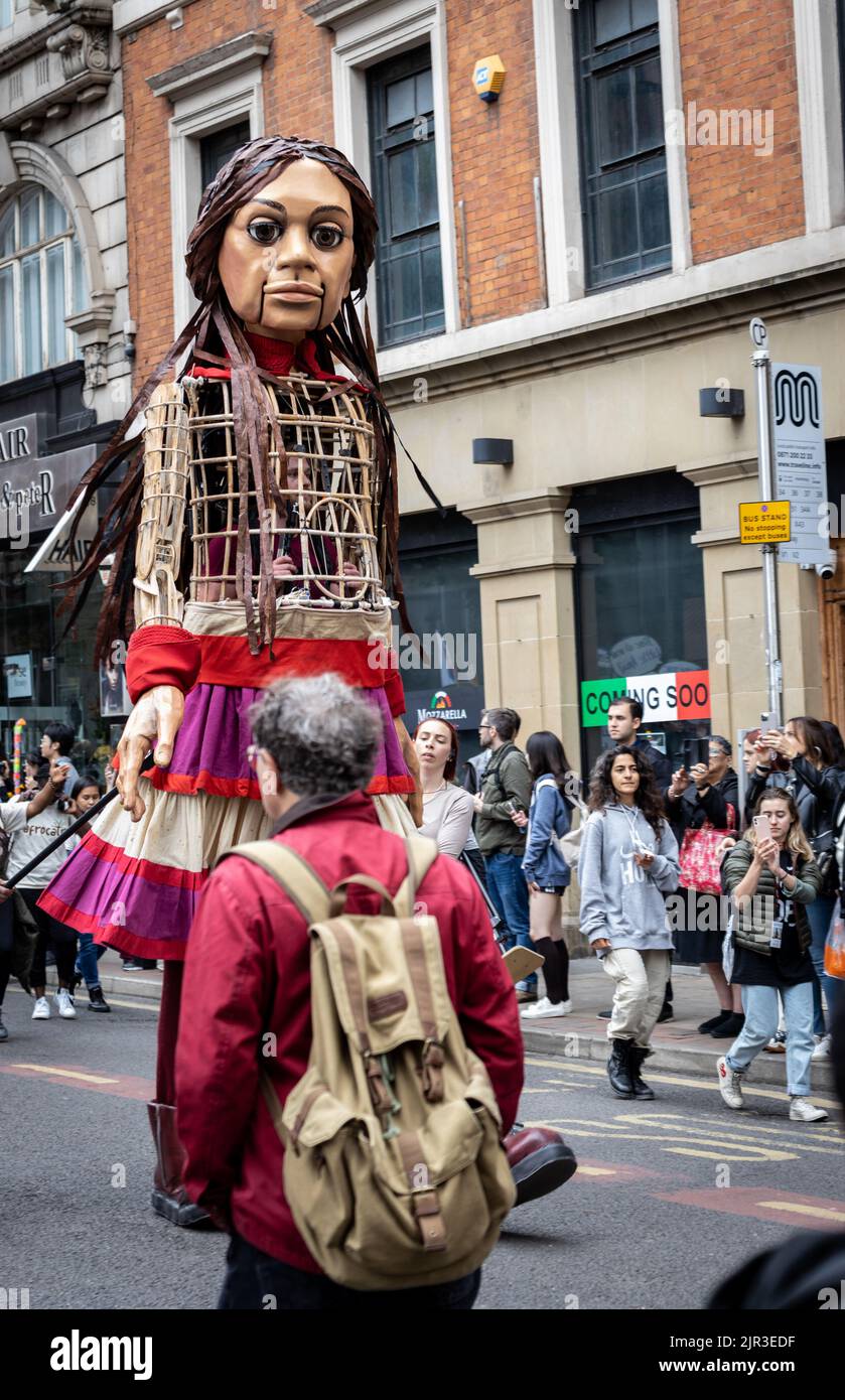 Manchester Day Parade, 19 juin 2022 : marionnette géante de Little Amal d'une jeune fille syrienne de 10 ans Banque D'Images
