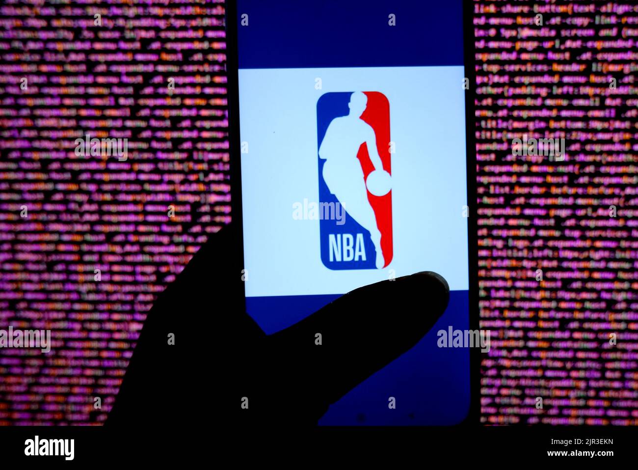 Sur cette photo, le logo NBA (National Basketball Association) s'affiche sur un smartphone android. Banque D'Images