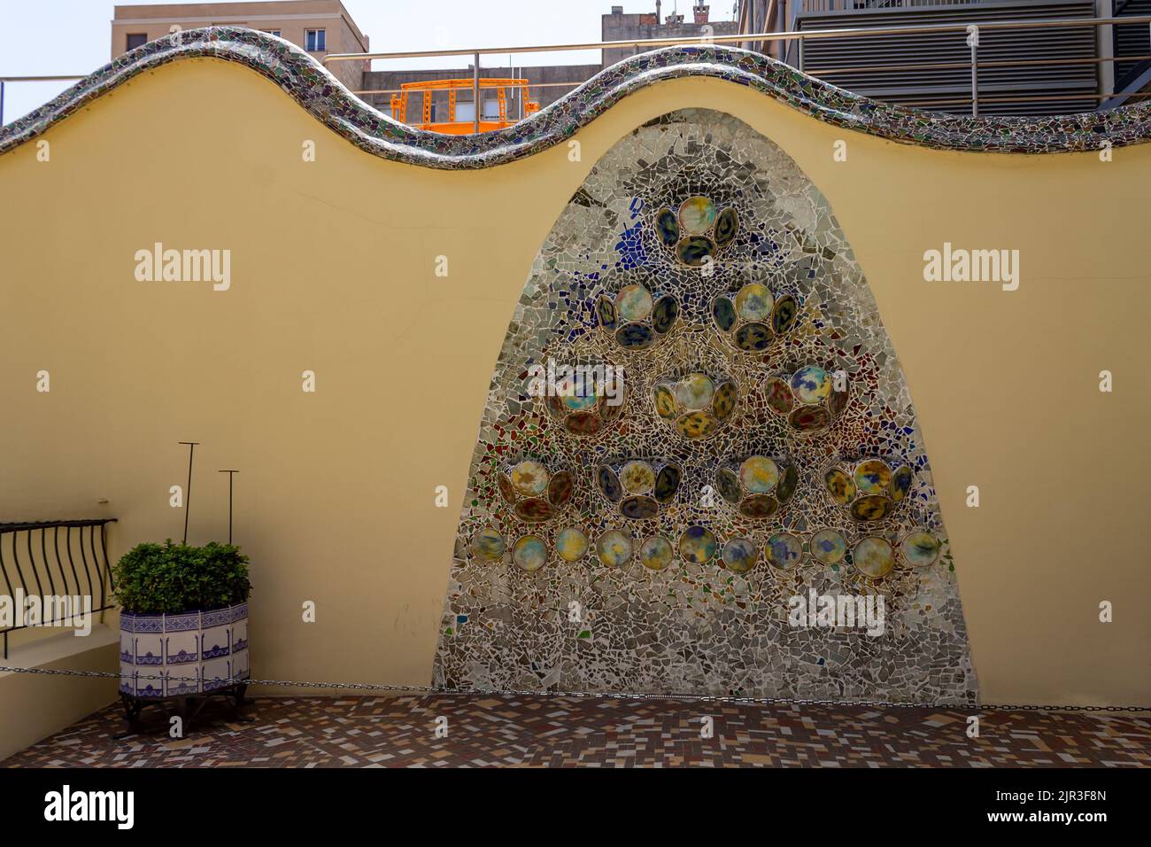Une belle photo d'un mur de jardin avec des tuiles colorées dans la Casa Batllo Banque D'Images