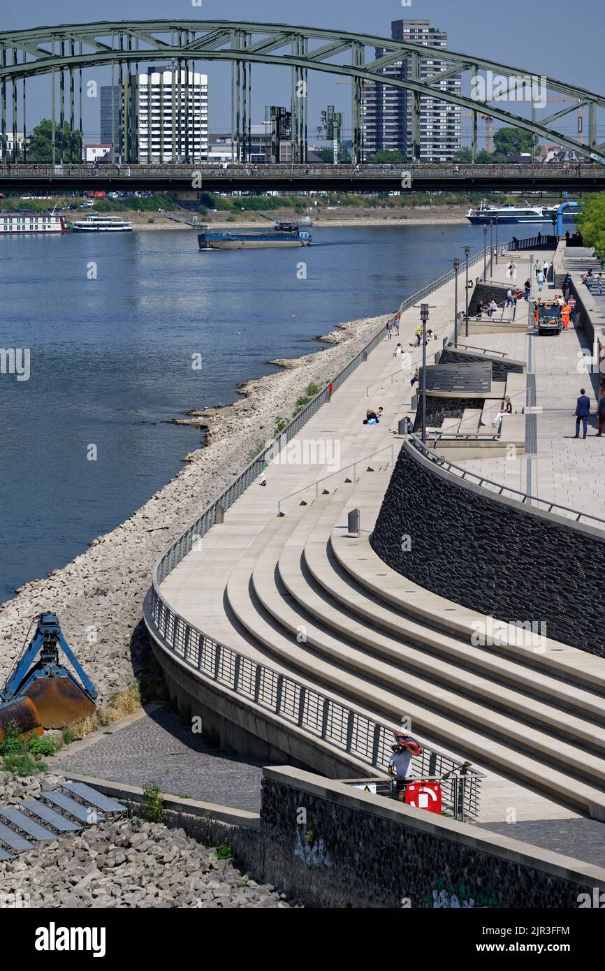 Cologne, Allemagne 16 août 2022: Niveau d'eau bas sur le boulevard du rhin à cologne deutz Banque D'Images