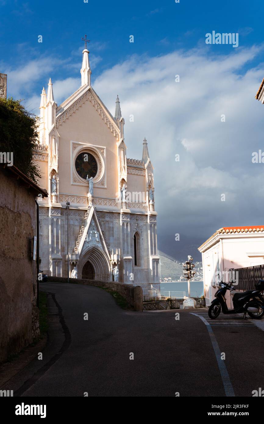 Une belle vue de l'église Saint François d'Assise à Gaeta, en Italie Banque D'Images