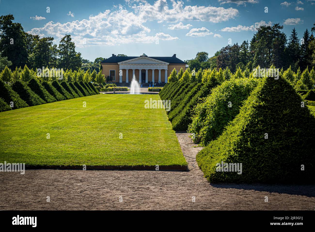 Uppsala Castle Park en Suède avec l'Orangerie en arrière-plan. Le trellis de sapins coupés au milieu de la pymide a un défaut Banque D'Images