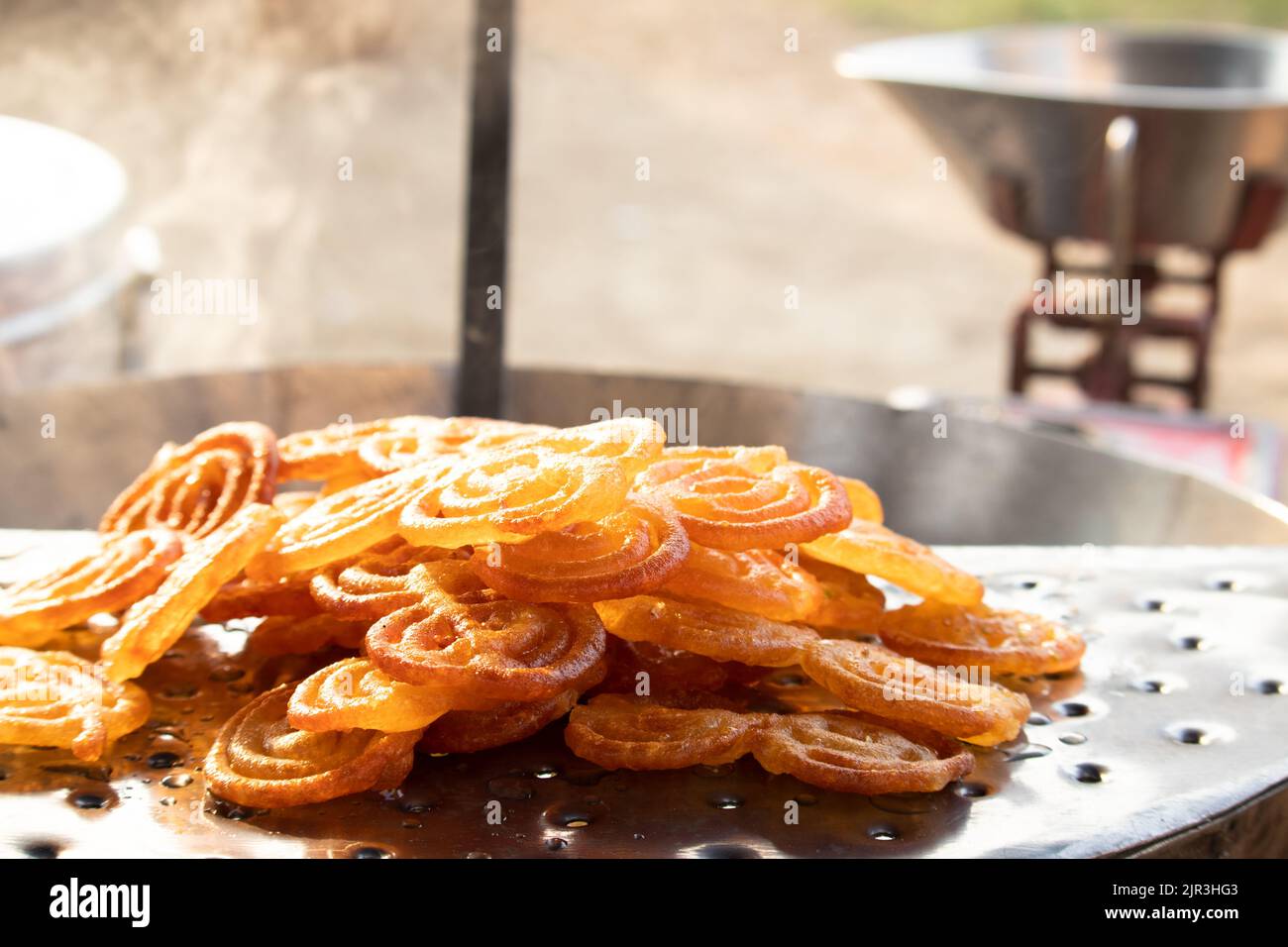 Rasdar Jalebi chaud, frais, également connu sous le nom de Jilapi, Jilebi, Jilipi, Zulbia, Jerry, Zalebi, Mushabak Mithai fait de Maida fermenté et Besan dunked Banque D'Images