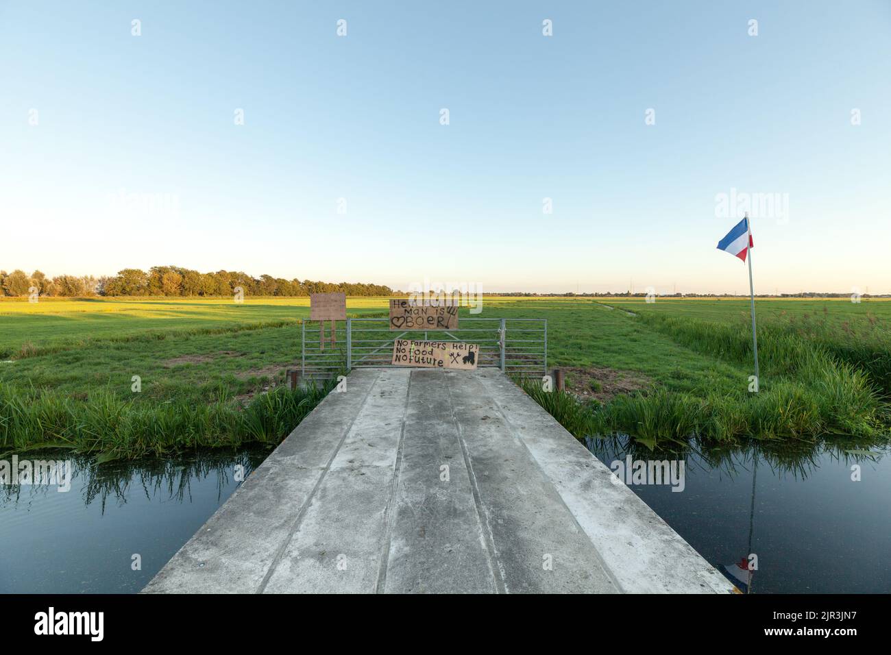 Le drapeau national hollandais renversé sur les terres agricoles comme symbole de la protestation des agriculteurs contre le gouvernement avec le message aucun agriculteur pas de nourriture pas d'avenir Banque D'Images