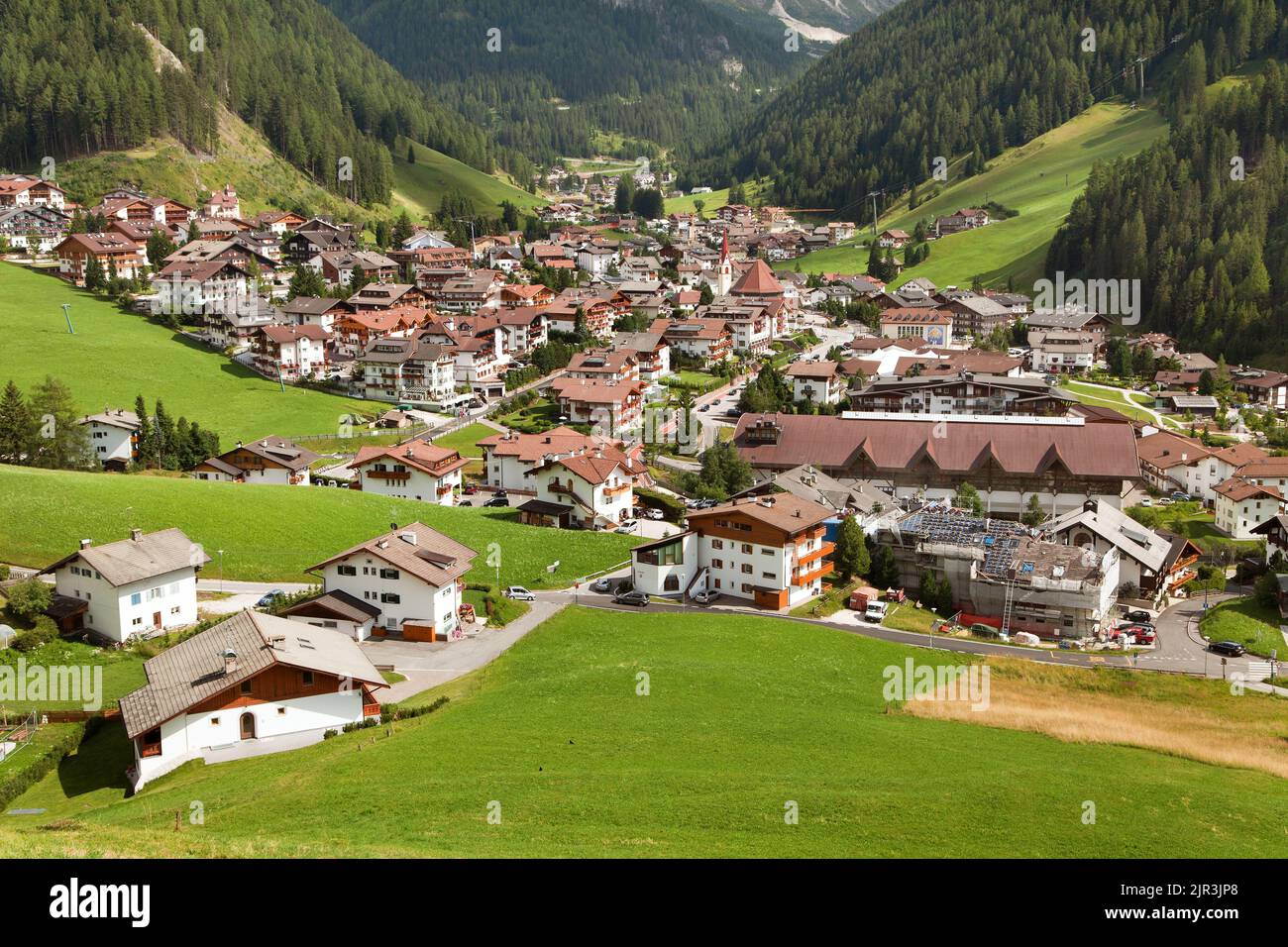 Selva Val Gardena ou Wolkenstein un village de vacances d'été et d'hiver à Val Gardena sous Sellagrupe ou Gruppo di Sella, Tirol du Sud, Dolomiten mounta Banque D'Images