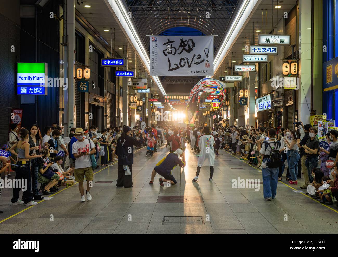 Kochi, Japon - 10 août 2022 : les photographes prennent des photos d'artistes dans une rue commerçante couverte pendant le festival d'été Banque D'Images