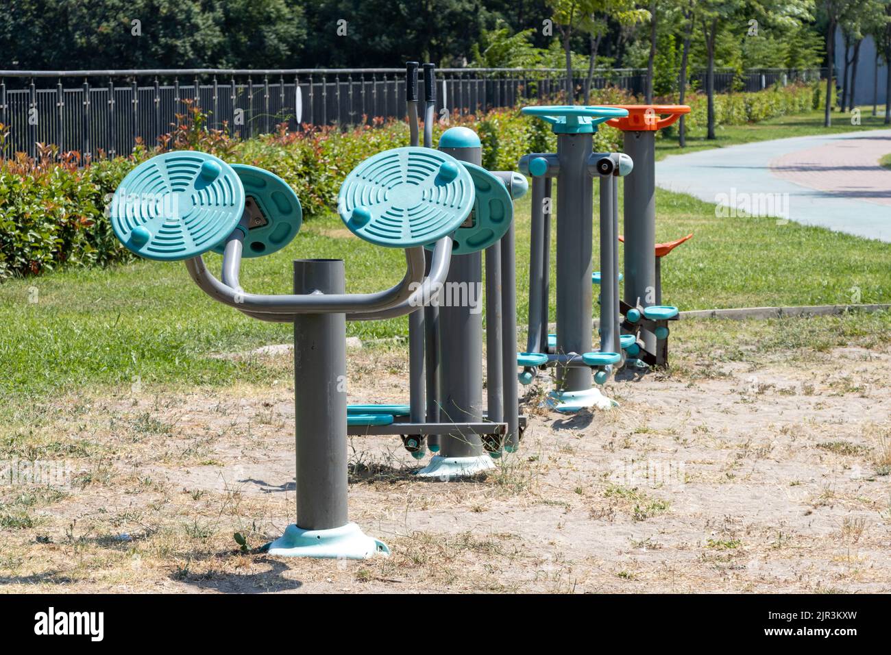 Équipement de conditionnement et de sport dans le parc public à l'extérieur. Banque D'Images