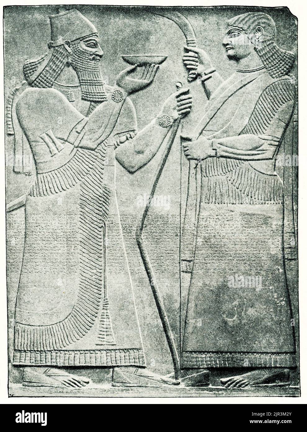La légende de 1910 se lit comme suit : « un roi assyrien avec une libation. Le soulagement est dans le British Museum de Londres.' Banque D'Images
