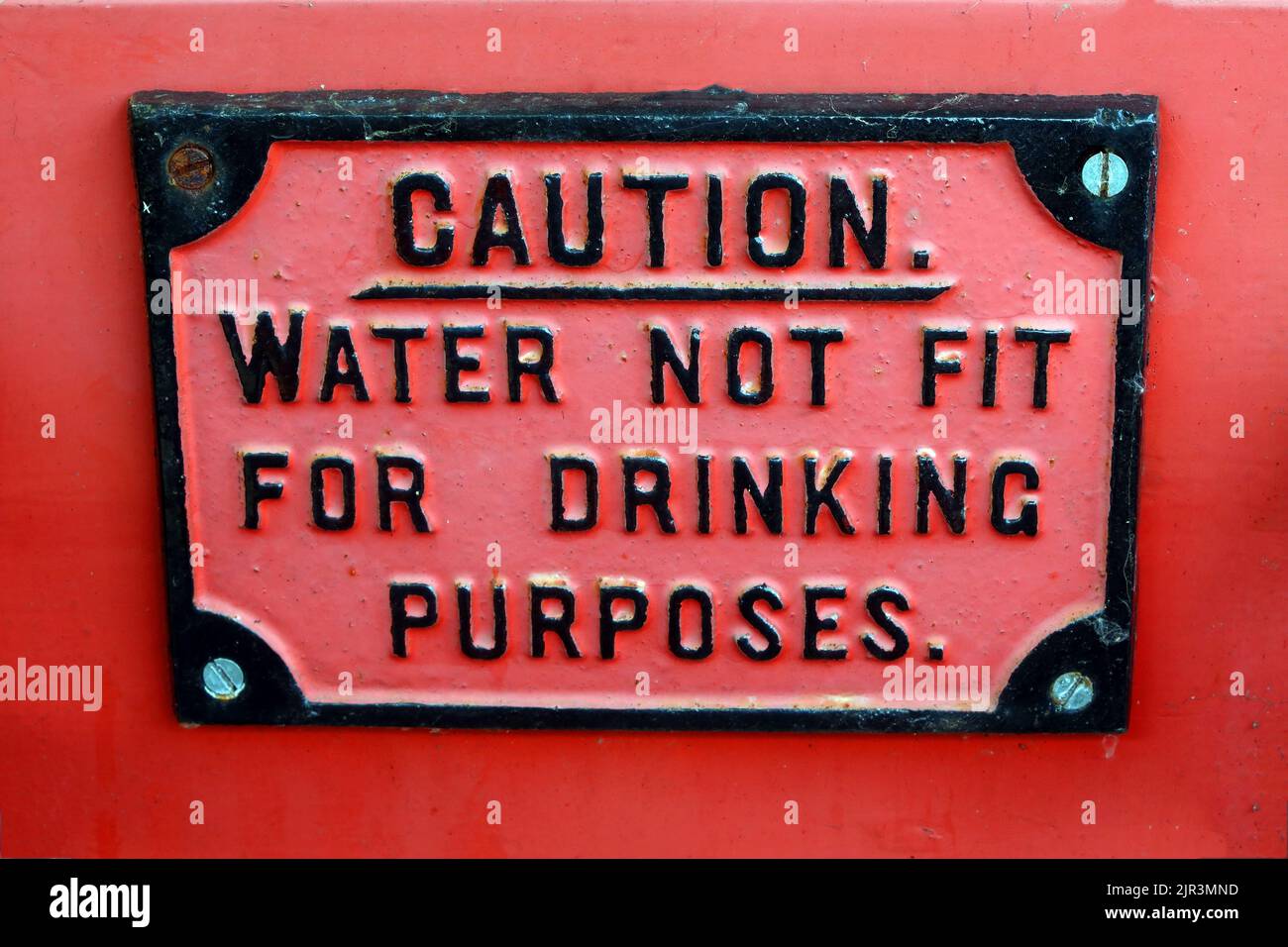 Panneau d'avertissement, attention, eau non potable, en fer, peint en rouge Banque D'Images