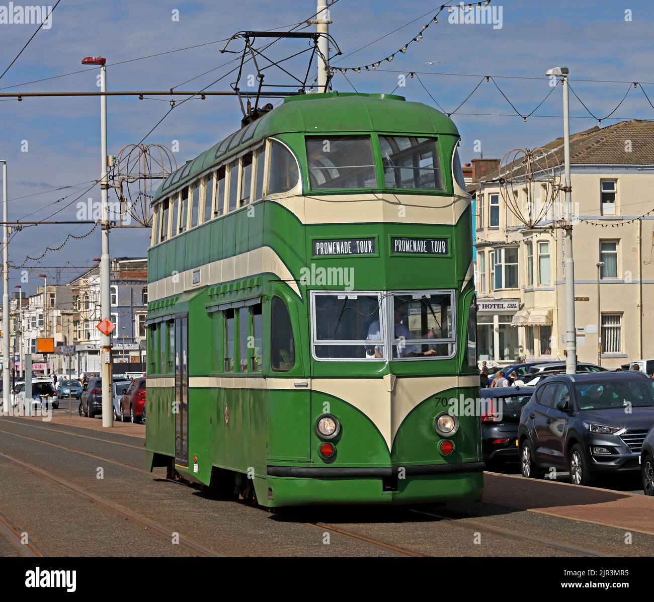 Promenade de Blackpool avec un 1930s historique vert et crème Anglais Electric Balloon tramway numéro 700, bord de mer du Lancashire, Angleterre, Royaume-Uni Banque D'Images
