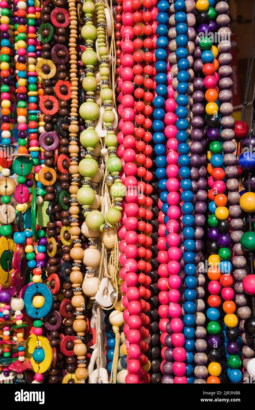 Colliers de perles rondes et de forme étrange colorés exposés sur la place du marché principal, Cracovie, Pologne. Banque D'Images