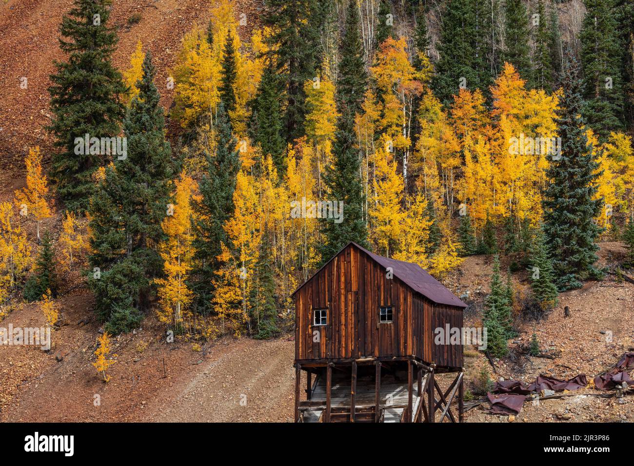 Mine abandonnée le long du San Juan Skyway avec des trembles en automne, San Juan Mountains, Colorado Banque D'Images