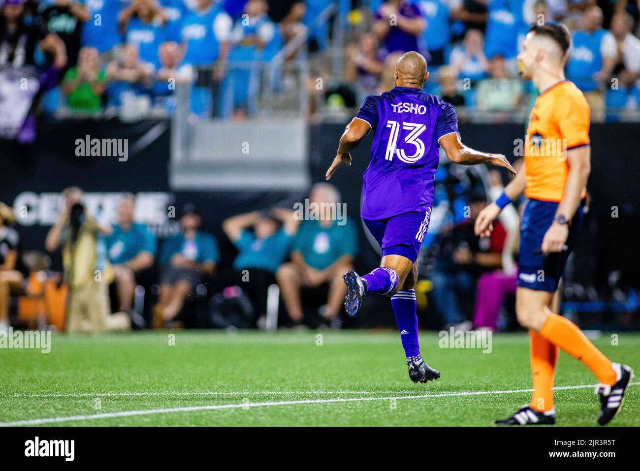 Charlotte, Caroline du Nord. États-Unis, 21 août 2022: Le joueur d'Orlando Tiho Akindele (13) célèbre après avoir marquant le but de Vas-y à la fin de la deuxième moitié contre le FC Charlotte lors du match de football de la Ligue majeure au stade de la Banque d'Amérique à Charlotte, en Caroline du Nord. (Scott Kinser) Banque D'Images