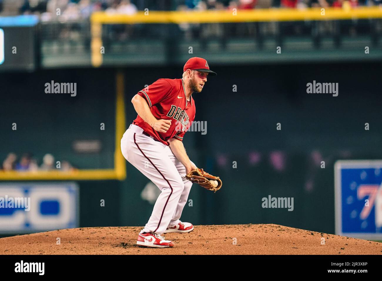 Le pichet Arizona Diamondbacks Merrill Kelly (29) attrape une balle au sol dans le deuxième repas lors d'un match de baseball MLB contre les Cardinals de St. Louis Banque D'Images