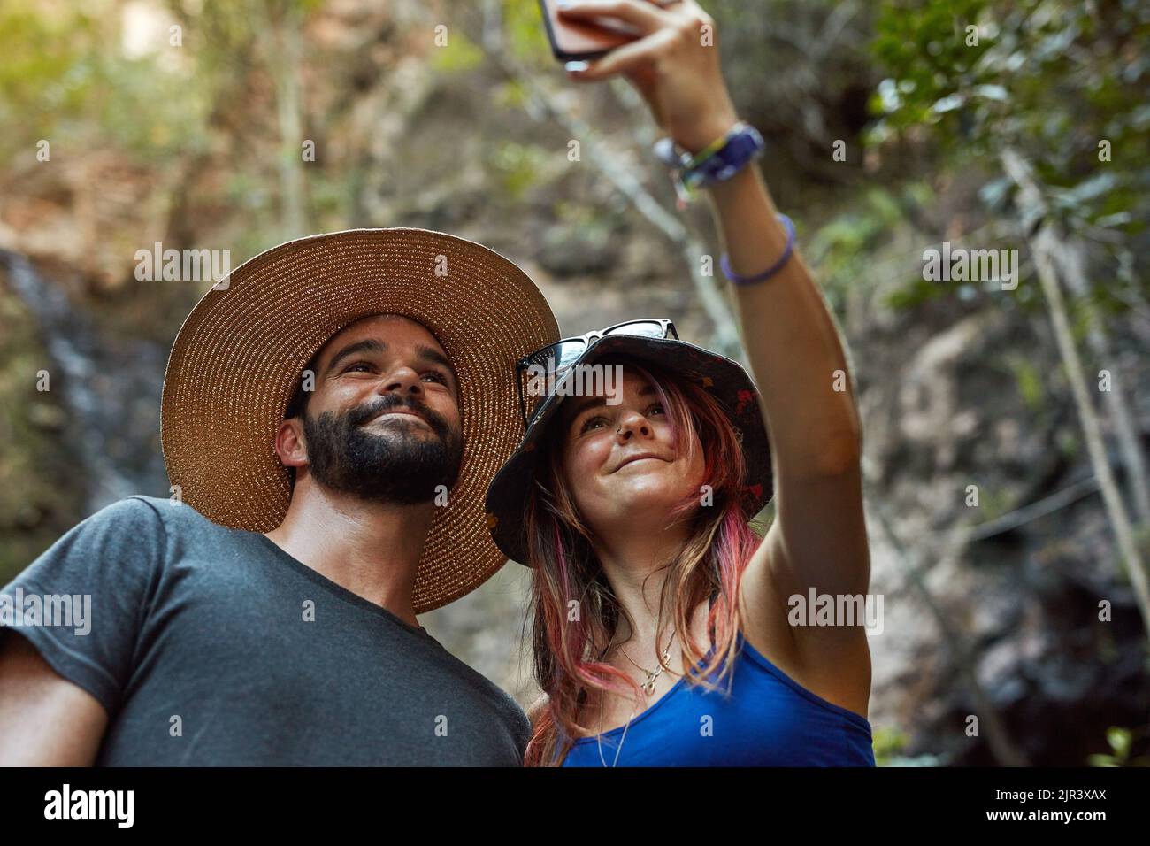 Prendre des selfies pour regarder en arrière ces moments. Un jeune couple passant la journée à l'extérieur. Banque D'Images