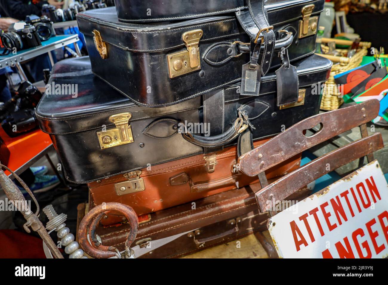 Un gros plan de valises en cuir empilées les unes sur les autres sur un marché aux puces de Paris, en France Banque D'Images