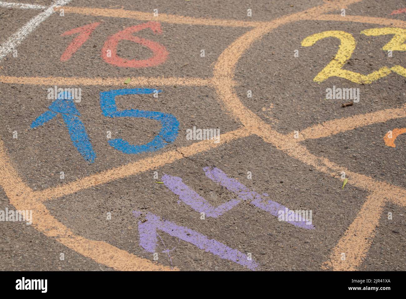 Jeu pour enfants avec des nombres est tiré sur l'asphalte dans la cour à côté d'une maison en Ukraine, jeu pour enfants sur la route Banque D'Images