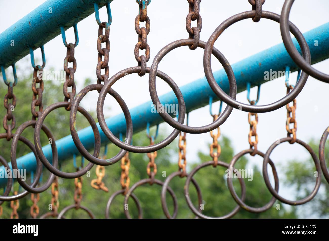 Vieux anneaux rouillés sur une chaîne sur une barre horizontale pour la gymnastique dans la rue, terrain de sport en Ukraine Banque D'Images