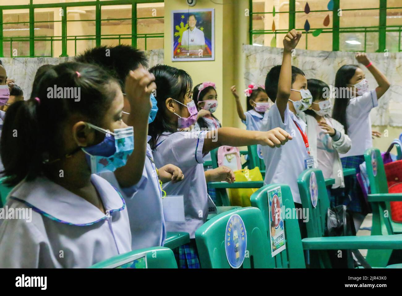 Les élèves suivent un exercice vidéo d'instruction le premier jour des cours. Les Philippines commencent des cours en personne après 2 ans de scolarité virtuelle en raison de la pandémie. Le ministère de l'éducation (DepEd) a déclaré qu'il y avait 27 691 191 apprenants inscrits pour l'année scolaire 2022-2023. Aux Philippines, 19 % des étudiants sont entièrement vaccinés et 20 % n'ont reçu que leur première dose du vaccin COVID-19, a déclaré DepEd. Le protocole du département est, s'il y a un cas de COVID-19 ou de certains étudiants qui éprouvent des symptômes grippaux, ils vont certainement passer des cours en personne à la mixé Banque D'Images