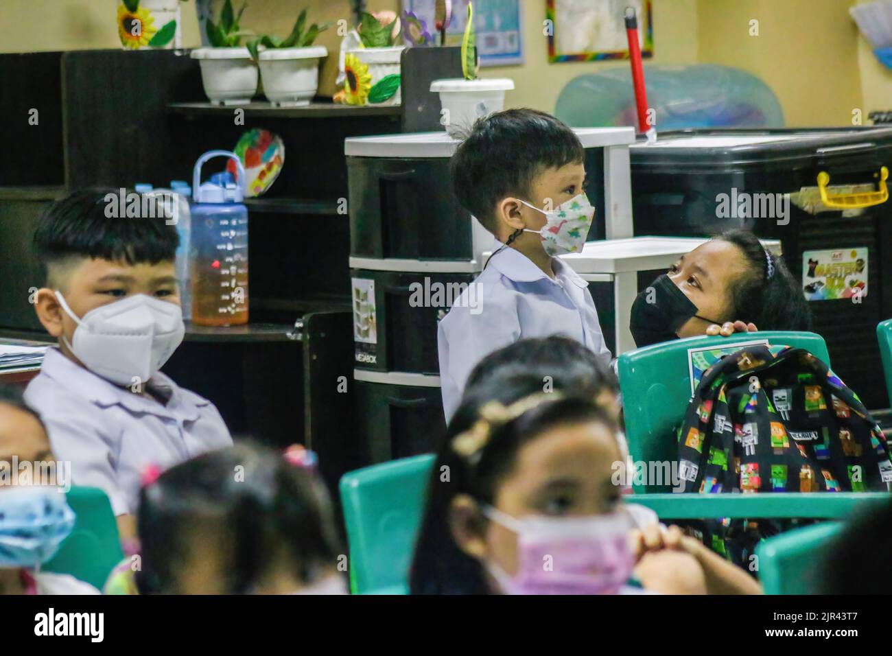 Un étudiant de l'école primaire lutte pour laisser aller sa mère pendant le premier jour des cours en personne. Les Philippines commencent des cours en personne après 2 ans de scolarité virtuelle en raison de la pandémie. Le ministère de l'éducation (DepEd) a déclaré qu'il y avait 27 691 191 apprenants inscrits pour l'année scolaire 2022-2023. Aux Philippines, 19 % des étudiants sont entièrement vaccinés et 20 % n'ont reçu que leur première dose du vaccin COVID-19, a déclaré DepEd. Le protocole du ministère est, s'il y a un cas de COVID-19 ou de certains étudiants qui éprouvent des symptômes grippaux, ils vont certainement passer de la classe en personne Banque D'Images