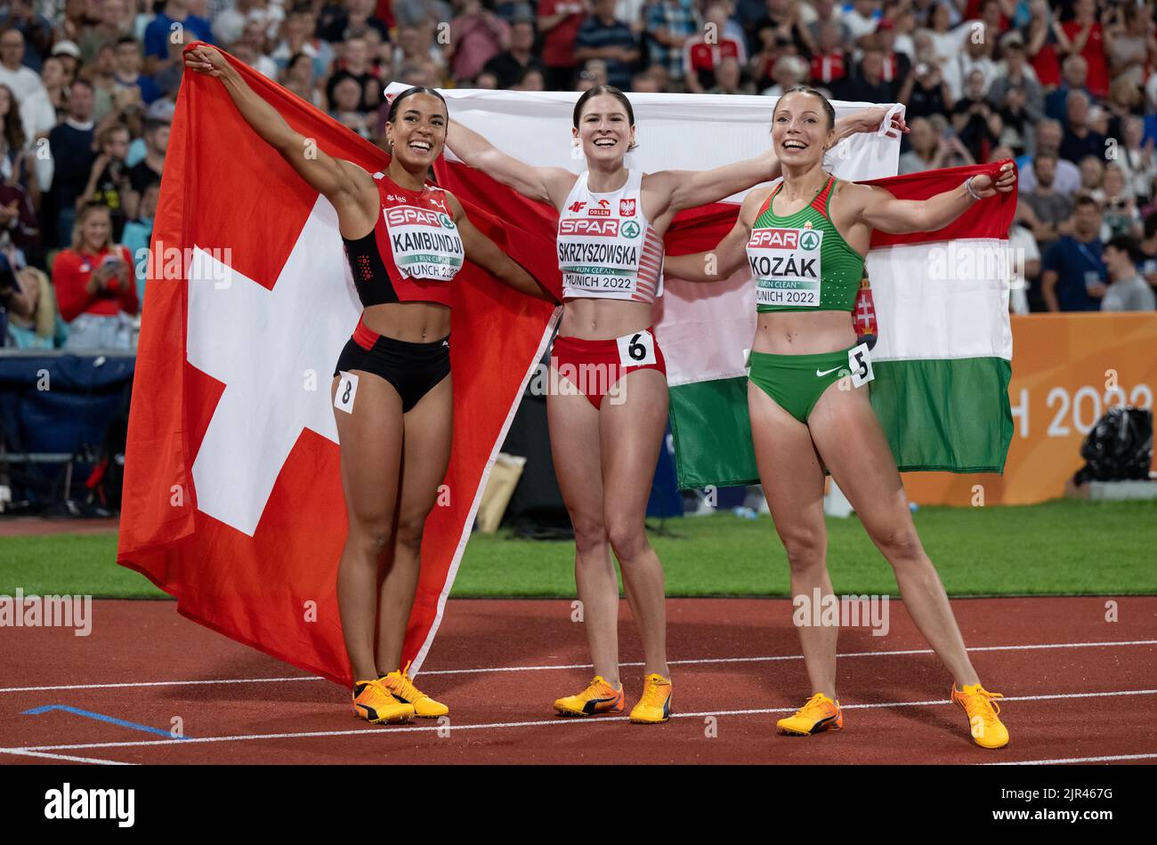 Munich, Allemagne. 21st août 2022. Athlétisme : Championnats d'Europe, Stade olympique, 100m haies, femmes, finale. Pia Skrzyszowska (M) de Pologne célèbre sa victoire devant Luca Kozak (r) de Hongrie et Ditaji Kambundji de Suisse. Credit: Sven Hoppe/dpa/Alay Live News Banque D'Images