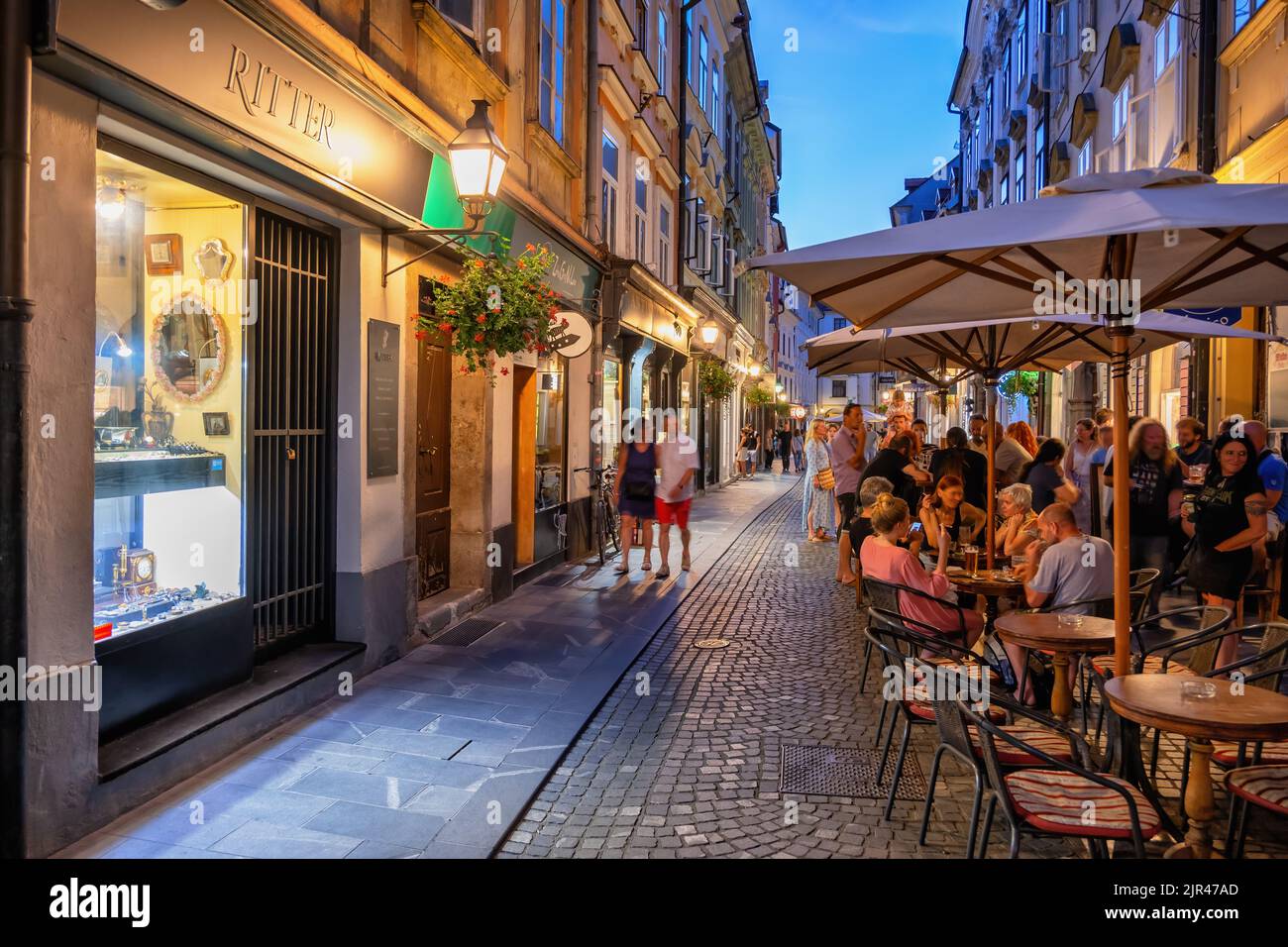 Ljubljana, Slovénie - 14 juillet 2022: Groupe de personnes, touristes sur la vieille rue animée de la place (Stari Trg) bordée de restaurants et de boutiques dans le vieux Tow Banque D'Images