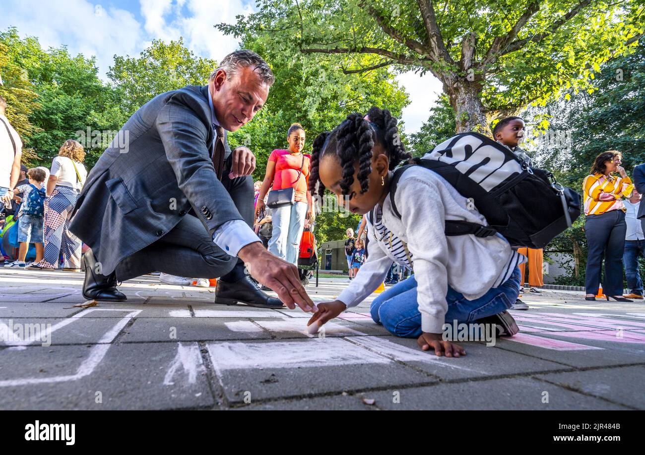 2022-08-22 08:30:28 ROTTERDAM - Jehziah, 5 ans, étudiant de l'OBS Prince Alexander avec le ministre Mark Harbers (Infrastructure et gestion de l'eau) pendant le lancement de la campagne nos écoles ont commencé à nouveau. Les écoles primaires et secondaires du centre du pays rouvrent après six semaines de congé. ANP LEX VAN LIESHOUT pays-bas - belgique OUT Banque D'Images