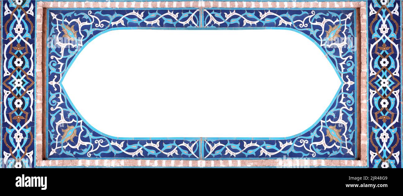 Détail de mur traditionnel persan mosaïque avec décoration géométrique et florale, Iran. Cadre horizontal avec carreaux de céramique. Isolé sur fond blanc. Banque D'Images